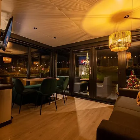 Houseboat Mookerplas Middelaar